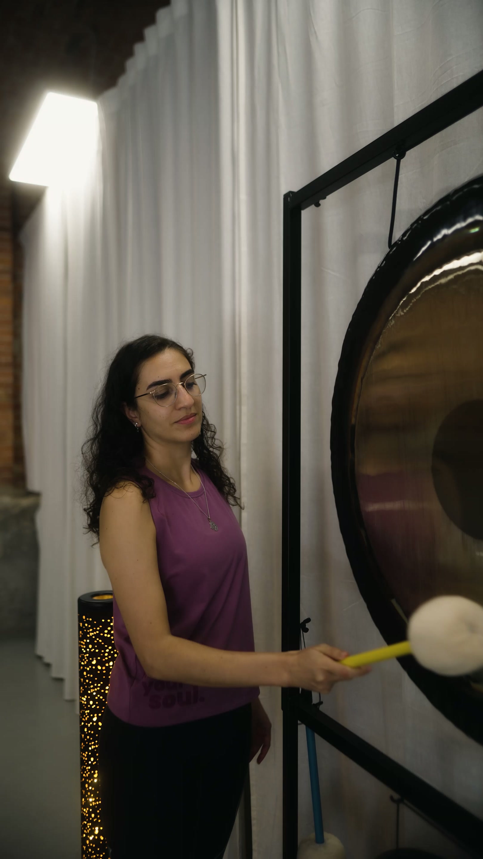 Facilitator spielt den Gong beim Soundbath im Zenctuary Berlin