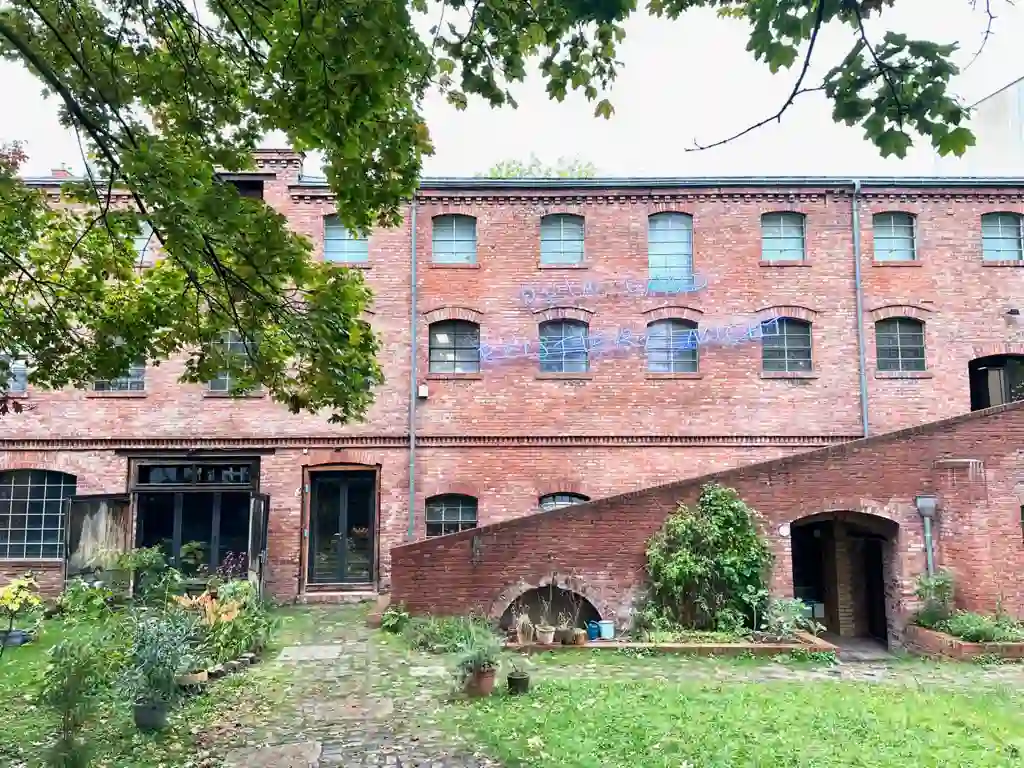 Yogaraum im denkmalgeschützten Pferdestall von 1893 mit Backsteinwänden und Pflanzen