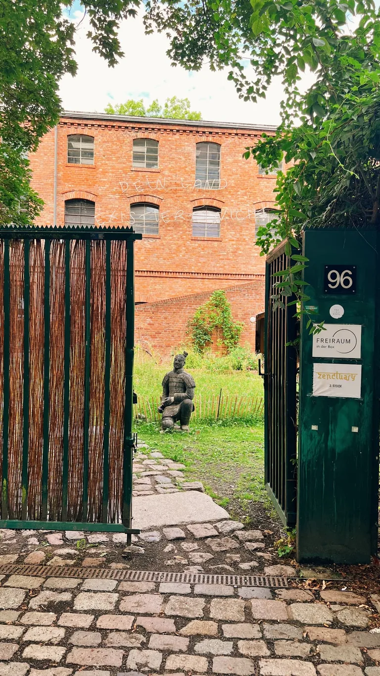 Hofeinfahrt zum Zenctuary im denkmalgeschützten Pferdestall von 1893 — Zenctuary Berlin Friedrichshain