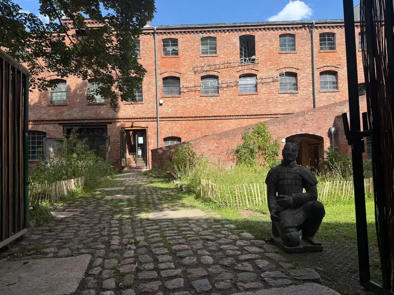 Innenhof im denkmalgeschützten Pferdestall von 1893 — Zenctuary Berlin Friedrichshain