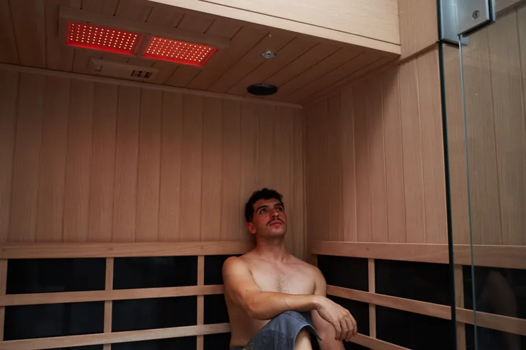 Infrarotsauna mit Rotlicht-Panel — Zenctuary Berlin Friedrichshain