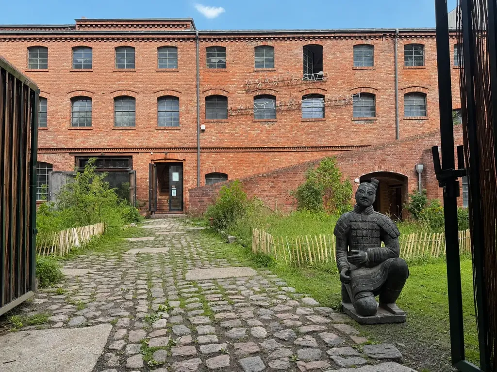 Denkmalgeschützter Pferdestall von 1893 mit gepflastertem Innenhof — Zenctuary Berlin Friedrichshain