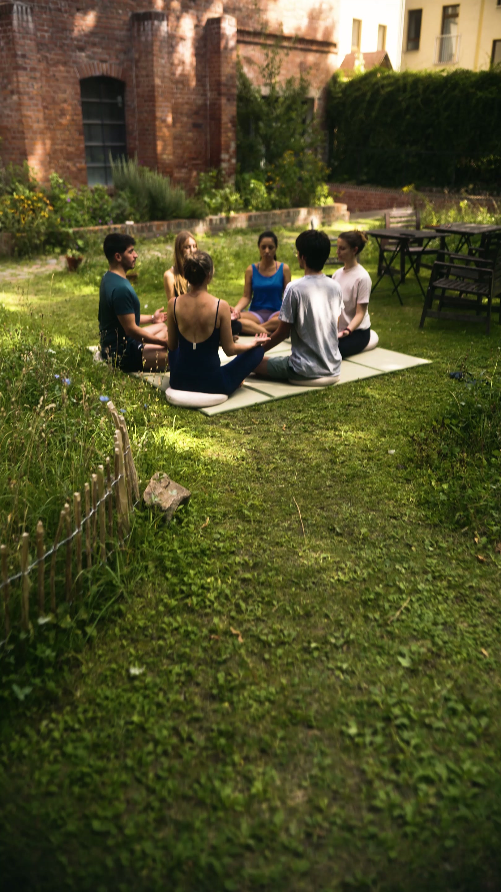 Yoga im denkmalgeschützten Pferdestall von Zenctuary Berlin